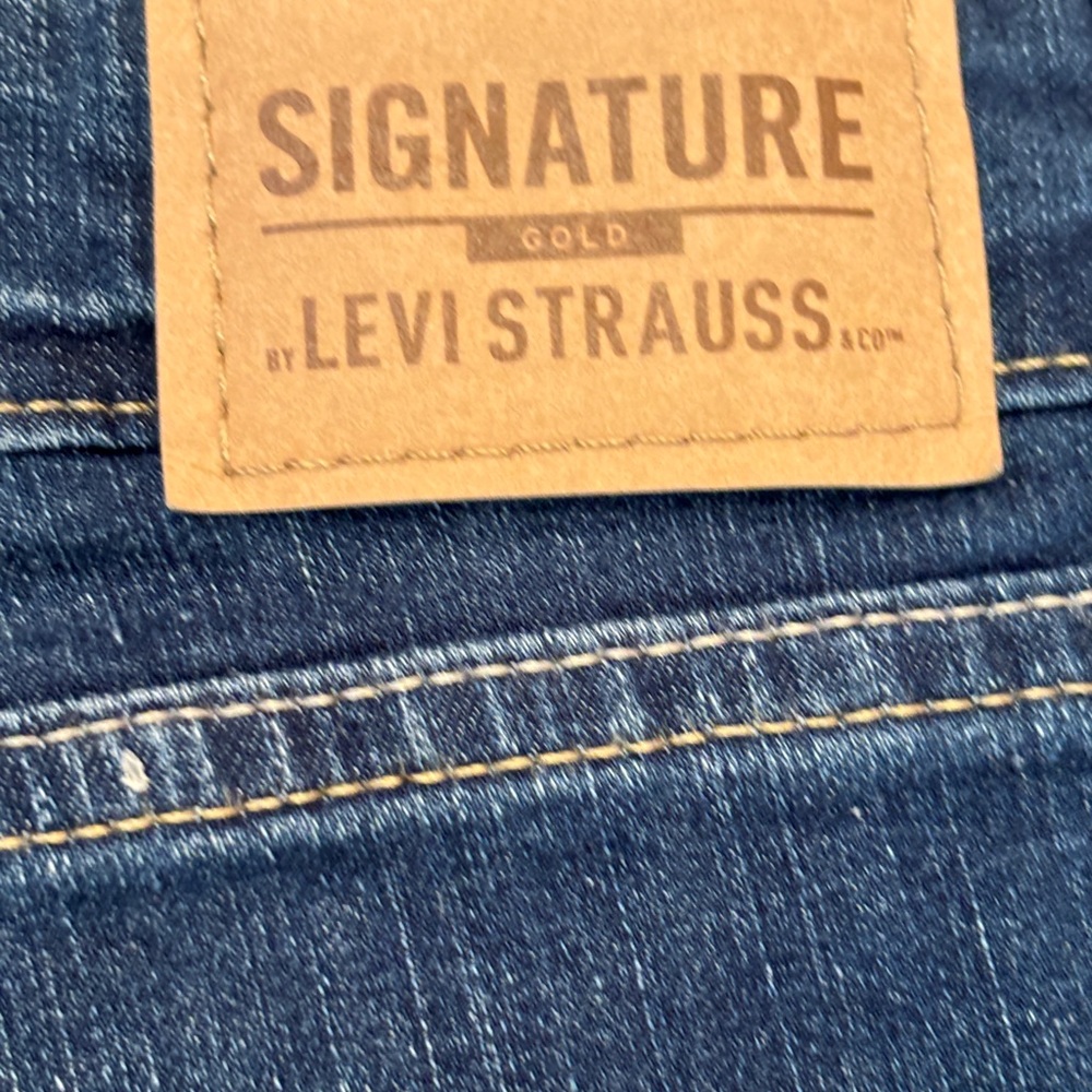 Signature by Levi Strauss & Co. Women's Mid Rise Shorts Dark Wash Size 18 W34 - Picture 3 of 5